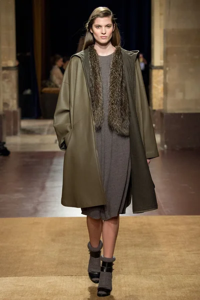 Look 16